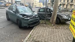 Le due auto si schiantano e abbattono il semaforo