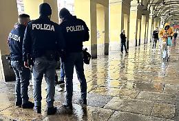 La polizia "ripulisce" i portici: &laquo;Grazie ma ora deve fare qualcosa il sindaco&raquo;