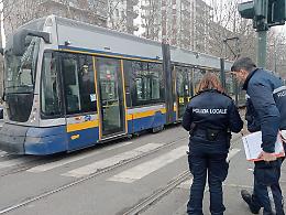 Anziana investita dal tram 4 finisce all'ospedale: disagi alla circolazione