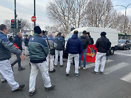 Sciopero a Mirafiori, gli operai bloccano il corso GUARDA IL VIDEO
