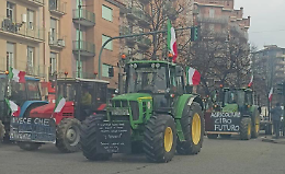 Mirafiori, i trattori in marcia e gli operai in sciopero