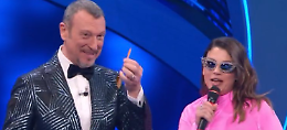 Perché molti cantanti si sono scambiati delle matite sul palco?