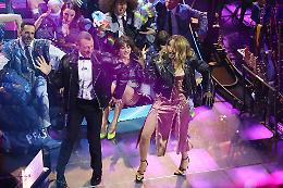Lorella Cuccarini dance da "Grease" a "La notte vola". Ovazione per Alfa con Vecchioni 