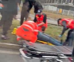 Investito in monopattino da una Jaguar finisce all'ospedale