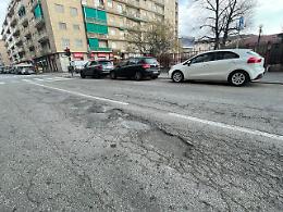 Troppe buche, «la strada è una groviera, riasfaltatela»