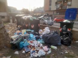 Le case Atc tra rifiuti e abusivi: «Qui l’illegalità regna sovrana»