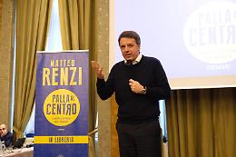 Renzi a Torino: è già sfida per le europee. E a Biella lo accolgono con un dromedario