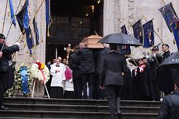 La bara di Vittorio Emanuele entra in Duomo. Alla messa anche il rivale Aimone d'Aosta
