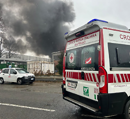 Incendio oscura il cielo di Leini, il Comune: «Chiudete porte e finestre, non uscite di casa»
