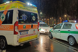 Auto investe due pedoni sotto la pioggia: uno si frattura la caviglia