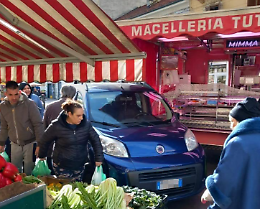 Con l’auto tra i banchi provoca un incidente: «Volevo solo fare la spesa»