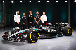 F1, Hamilton riparte con la Mercedes: "Surreale essere qui"