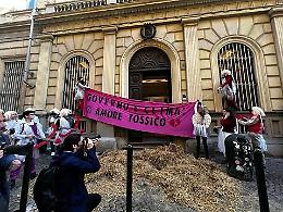 Fieno e sabbia a San Valentino: l'azione degli attivisti climatici - IL VIDEO