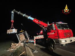 Camion in bilico sulla statale: vigili del fuoco al lavoro per svuotarlo e riaprire la strada