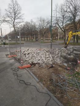 Demolito l’ex chiosco di fiori diventato discarica dei rom