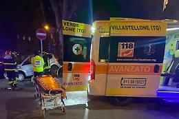 Incidente stradale da paura alla rotonda: tre ventenni feriti, uno è grave