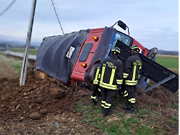 Tir esce di strada e si ribalta su un fianco, caos sulla provinciale per l'incidente