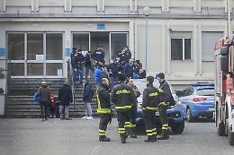 Allarme bomba a scuola, lezioni sospese e controlli con i cani anti esplosivo