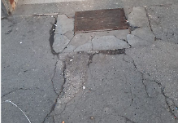 Marciapiedi pericolosi a Lucento: Una groviera urbana che mette a rischio i pedoni
