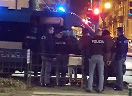 Botte ai poliziotti per scappare con eroina e cocaina in tasca: ancora Far West a Barriera di Milano