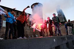 Bruciata la foto della premier Meloni al corteo dei pro Palestina