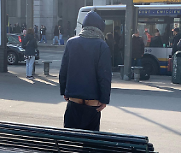 Se ne va in giro per il centro della città con i pantaloni abbassati, fermato da una pattuglia