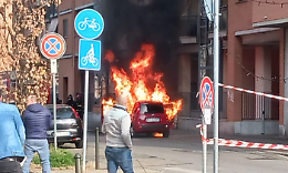 Va a fuoco una Fiat Panda, la colonna di fumo copre un intero palazzo