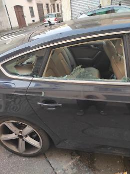 Spaccano ancora i vetri delle auto in sosta: «E a noi chi paga i danni?»