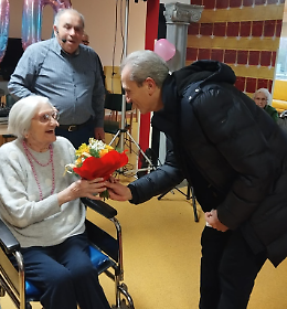 Nonna Margherita festeggia il secolo facendo ginnastica