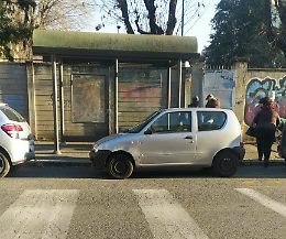 Malasosta davanti alle fermate del bus: «Così le persone faticano a scendere dai mezzi»