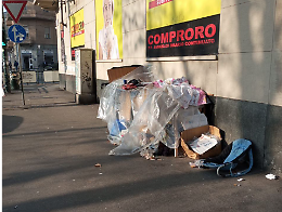 A Barriera di Milano cresce il degrado: Casa di cartoni davanti al negozio