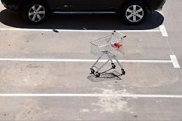 Allarme Sicurezza: La truffa della monetina spaventa i parcheggi dei supermercati
