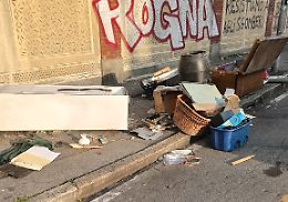 Una discarica attorno alle ex Officine Grandi Motori