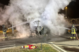 Incendio distrugge un camion, traffico in tilt sulla provinciale a Ciriè
