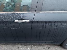 La denuncia di una coppia: «Da 6 mesi vandalizzano le nostre auto, ci hanno preso di mira»
