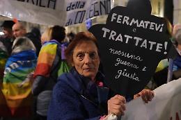 «Cessate il fuoco». In 400 in piazza Arbarello alla fiaccolata per la pace
