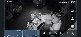 Torna il ladro che fuma spinelli: spacca la vetrina e deruba il parrucchiere