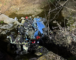L'auto vola giù dal ponte: un morto a Lombardore FOTO E VIDEO