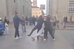 Rissa in pieno centro a Torino, guarda cosa è successo - IL VIDEO 
