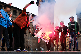 Io sto con i poliziotti contro
i professionisti dei disordini