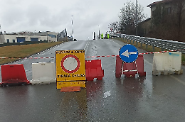 Si rompe un tubo, voragine in strada: chiusa la strada provinciale