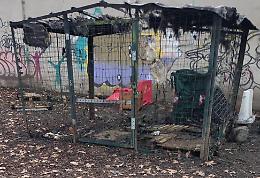 Notte di paura al Michelotti, incendio distrugge un altro rifugio per i gatti