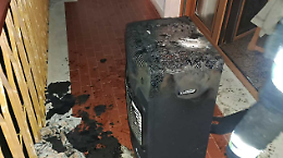 Alimenta la stufa con l’alcol e viene investito dal ritorno di fiamma