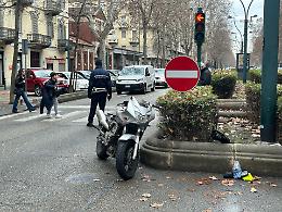 Scontro tra una moto Honda e una Mini: una ragazza all'ospedale