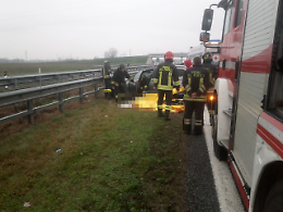 L'auto finisce la sua corsa contro un guardrail, perde la vita il conducente
