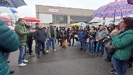 La protesta dei dipendenti della Delgrosso: «Non lasceremo che portino via i macchinari»