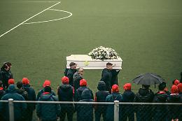 Palloncini, Lacrime e Irama per Andrea. L’addio al giovane calciatore ucciso da una polmonite
