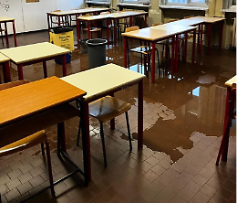 Piove dentro la scuola e gli studenti sono costretti a cambiare aula