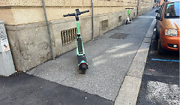 Monopattini parcheggiati ovunque: la protesta dei residenti