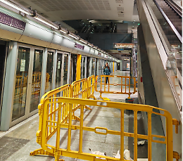 Umidità, muffa e crepe nella stazione della metropolitana